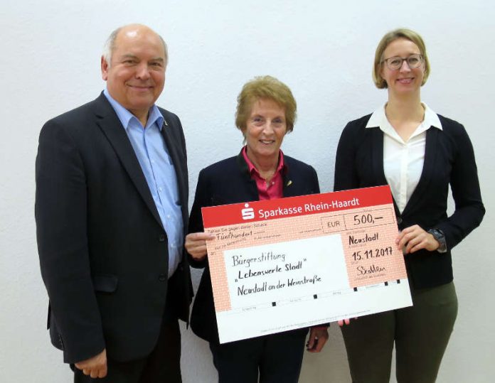 500 Euro gehen an die Bürgerstiftung: Oberbürgermeister Löffler, Stiftungsmitglied Siegrist und WEG-Geschäftsführerin Schatten bei der Scheckübergabe. (Foto: Stadtverwaltung Neustadt)