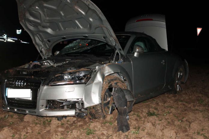 Das im Acker stehende Unfallfahrzeug (Foto: Polizei RLP) Das im Acker stehende Unfallfahrzeug (Foto: Polizei RLP)