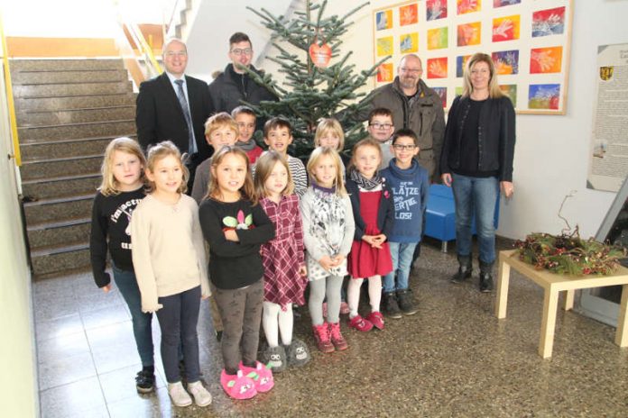 Übergabe eines Weihnachtsbaums in der August-Becker-Schule (Foto: Willkomm Gemeinschaft Neustadt e.V.)