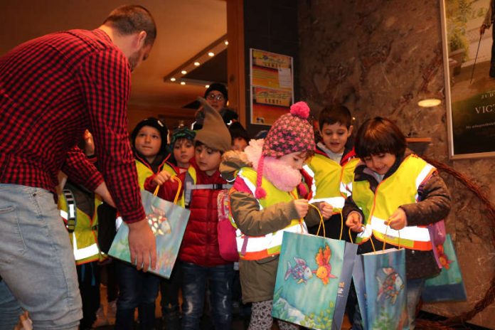 Zum Abschied erhielten alle Kinder eine „Regenbogentüte“ als Erinnerung an die Teilnahme am 14. Bundesweiten Vorlesetag. (Foto: Kreisverwaltung Alzey-Worms)