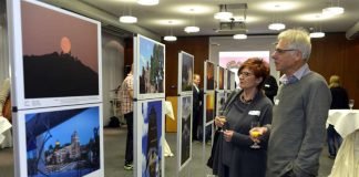 Besucher des IHK Fotowettbewerb im Nov. 2017 in Darmstadt. Von li.: Helen und Rainer Hess aus Lorsch. (Foto: Dagmar Mendel)