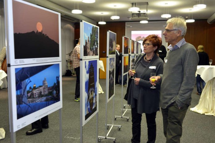 Besucher des IHK Fotowettbewerb im Nov. 2017 in Darmstadt. Von li.: Helen und Rainer Hess aus Lorsch. (Foto: Dagmar Mendel)