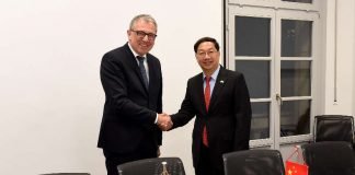 Oberbürgermeister Dr. Peter Kurz (links) begrüßt den Chinesischen Botschafter D.E. Shi Mingde im Rathaus. (Quelle: Stadt Mannheim. Bild: Thomas Tröster)