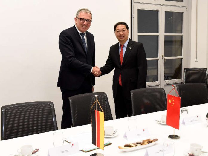 Oberbürgermeister Dr. Peter Kurz (links) begrüßt den Chinesischen Botschafter D.E. Shi Mingde im Rathaus. (Quelle: Stadt Mannheim. Bild: Thomas Tröster)