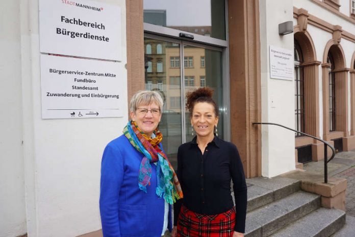 Bürgermeisterin Felicitas Kubala mit Andrea Baroncioni, der neuen Leiterin der Bürgerdienste (v.l.) (Foto: Stadt Mannheim)