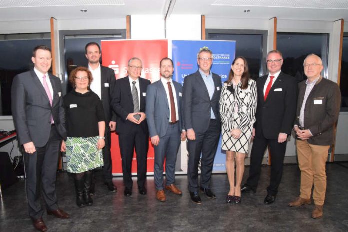Die Hauptakteure des Abends (v.l.): Dr. Matthias Zürker, Geschäftsführer der Wirtschaftsregion Bergstraße / Wirtschaftsförderung Bergstraße GmbH (WFB), Anette Nickels, Mittelstand 4.0-Agentur Kommunikation, Tobias Meudt, Mittelstand 4.0-Kompetenzzentrum Darmstadt, Dr. Hans-Peter Meister und Dr. Alexander Bode, beide IFOK GmbH, Landrat Engelhardt, Aufsichtsratsvorsitzender der WFB, Dr. Alexandra Merkel, speedikon Facility Management AG, Dr. Eric Tjarks, Vorsitzender des Vorstandes der Sparkasse Bensheim, sowie Helmut Sachwitz, Erster Stadtrat der Stadt Bensheim. (Foto: WFB) Die Hauptakteure des Abends (v.l.): Dr. Matthias Zürker, Geschäftsführer der Wirtschaftsregion Bergstraße / Wirtschaftsförderung Bergstraße GmbH (WFB), Anette Nickels, Mittelstand 4.0-Agentur Kommunikation, Tobias Meudt, Mittelstand 4.0-Kompetenzzentrum Darmstadt, Dr. Hans-Peter Meister und Dr. Alexander Bode, beide IFOK GmbH, Landrat Engelhardt, Aufsichtsratsvorsitzender der WFB, Dr. Alexandra Merkel, speedikon Facility Management AG, Dr. Eric Tjarks, Vorsitzender des Vorstandes der Sparkasse Bensheim, sowie Helmut Sachwitz, Erster Stadtrat der Stadt Bensheim. (Foto: WFB)