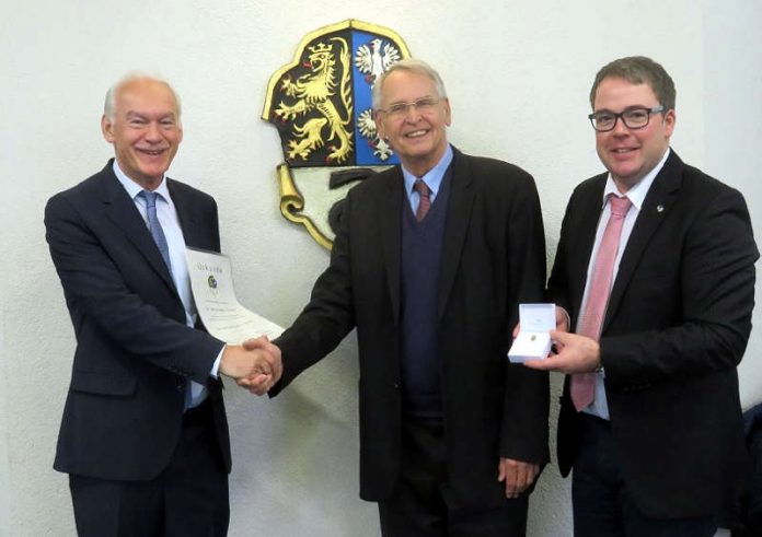 Bürgermeister Lothar Lorch und der Erste Beigeordnete Tobias Meyer haben heute Vormittag nachträglich die Sportehrennadel an Dr. Hans-Dieter Drewitz überreicht. (Foto: Gemeindeverwaltung Haßloch)