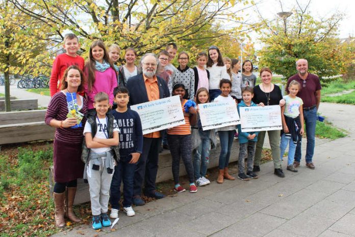 Präsentierten im vierten Spendenlaufjahr eine stolze Gesamtsumme in Höhe von 15.080 Euro: die Lehrer Christine Riethmüller (links), Annette Schädler und Manfred Sappok (rechts), Heinrich Braun vom Kinderschutzbund (Mitte), und die Schüler der Klasse 5c, die beim Lauf im Schnitt 9 Kilometer zurückgelegt hatten (Copyright: DKSB).