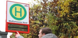 Michael Kocheisen, der bei den VBK für die Umsetzung des Projekts zuständig ist, am neuen Anzeiger der Bus-Haltestelle Wolfartsweier Nord. (Foto: VBK)
