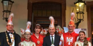 Auf der Hauptwache wurde die diesjährige Session eröffnet (v.l.n.r.): Axel Heilmann, Präsident des Großen Rats, Kinderprinz Nicolas I., Prinzessin Conny I., Oberbürgermeister Peter Feldmann, Prinz Mathias I. Kinderprinzessin Shanice I. (Foto: Bernd Kammerer)