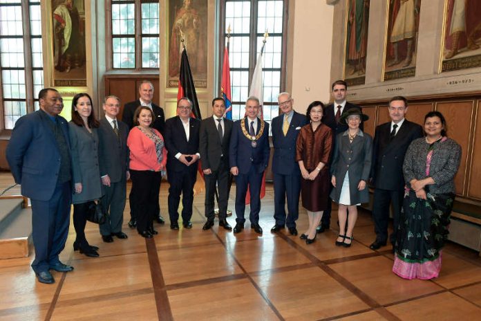OB Peter Feldmann empfängt neue Mitglieder des Hessischen Konsular Korps im Kaisersaal (Foto: Stadt Frankfurt / Felix Wachendörfer)