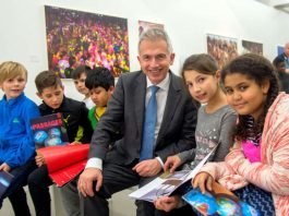 OB Peter Feldmann mit Teilnehmern des Junior-Ferienworkshops des Fotografie Forum Frankfurt (FFF) (Foto: Bernd Kammerer)