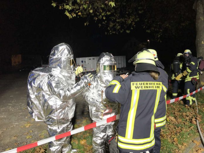 Einsatzkräfte mit spezieller Schutzbekleidung (Foto: Ralf Mittelbach) Einsatzkräfte mit spezieller Schutzbekleidung (Foto: Ralf Mittelbach)