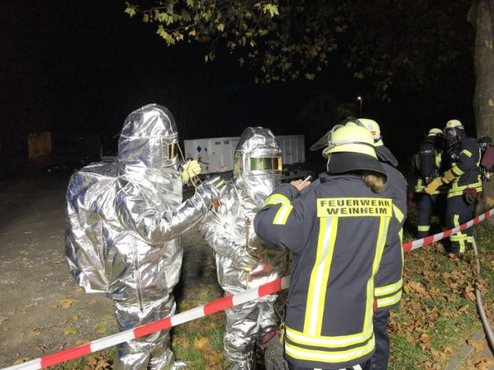 Einsatzkräfte mit spezieller Schutzbekleidung (Foto: Ralf Mittelbach)