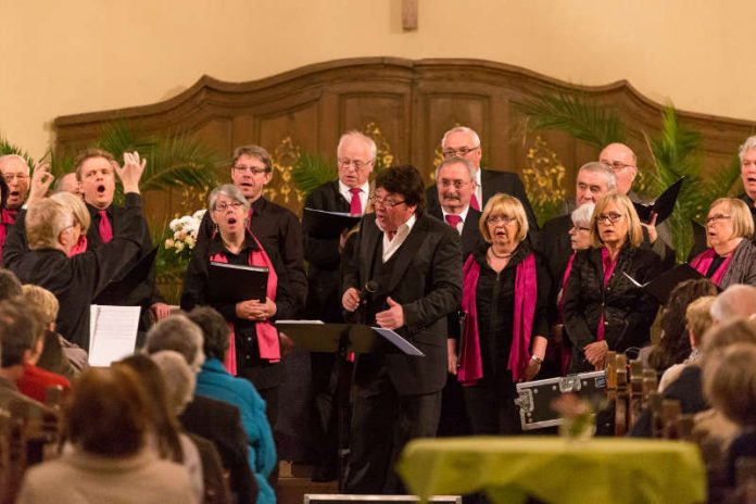 Singt sowohl Schlager als auch Opernarien mit Stimmgewalt und Leidenschaft: der Pfälzer Tenor Frank Petersen – hier in der protestantischen Kirche in Mörzheim gemeinsam mit dem Chor „Just 4 Fun“ (Foto: Andreas Gillmann).