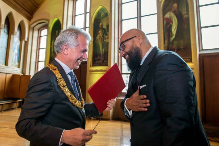 Moses Pelham erhält Goetheplakette (Foto: Stadt Frankfurt/Heike Lyding)