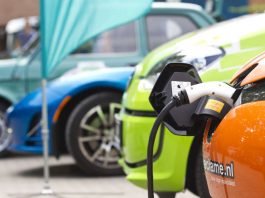 Elektroautos und Plug-in-Hybride können gleichermaßen Strom tanken. Wer weniger Kohlendioxid ausstößt, hat nun die „Profilregion Mobilitätssysteme Karlsruhe“ untersucht. (Foto: KIT/L.Albrecht)