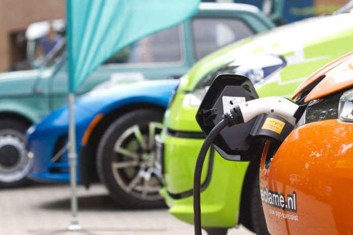 Elektroautos und Plug-in-Hybride können gleichermaßen Strom tanken. Wer weniger Kohlendioxid ausstößt, hat nun die „Profilregion Mobilitätssysteme Karlsruhe“ untersucht. (Foto: KIT/L.Albrecht) Elektroautos und Plug-in-Hybride können gleichermaßen Strom tanken. Wer weniger Kohlendioxid ausstößt, hat nun die „Profilregion Mobilitätssysteme Karlsruhe“ untersucht. (Foto: KIT/L.Albrecht)