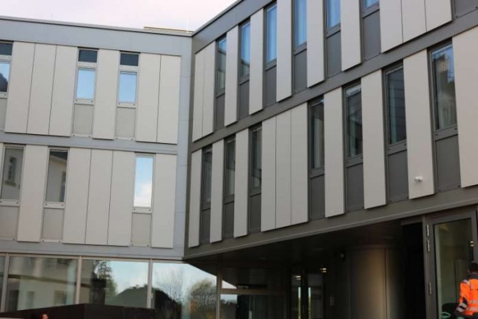 Das neu errichtete Verwaltungsgebäude der Kreisverwaltung Alzey-Worms ist bezugsfertig. (Foto: Simone Stier) Das neu errichtete Verwaltungsgebäude der Kreisverwaltung Alzey-Worms ist bezugsfertig. (Foto: Simone Stier)