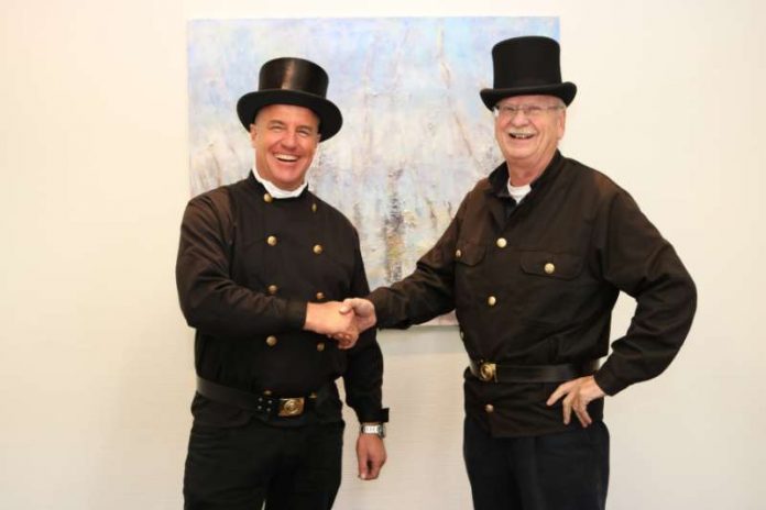 Patrick Busch (l.) hat den Kehrbezirk Alzey-Worms VIII von Karl Reimann übernommen. (Foto: Simone Stier)