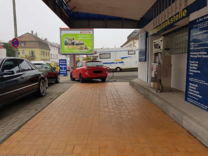 Abgerissener Tankrüssel an PKW (Foto: Polizei RLP) Abgerissener Tankrüssel an PKW (Foto: Polizei RLP)