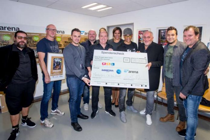 vl. Andreas Bayless (Söhne Mannheims), Hannes Krosta (SAP Arena), Alexander Lübenoff (Veranstalter lübMEDIA), Rolf Stahlhofen (Söhne Mannheims), Wolfram Kons (RTL-Wir helfen Kindern), Cassandra Steen, Xavier Naidoo, Robert Lübenoff, Laith Al-Deen, Michael Herberger. (© SAP Arena/Binder)