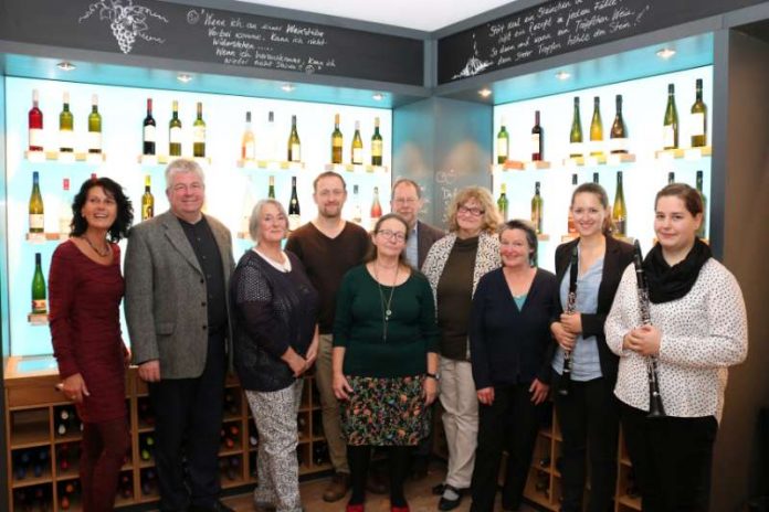 Zum Auftakt der Veranstaltungsreihe „Rheinhessen liest 2017“ begrüßt Kreisbeigeordneter Thomas Rahner (2. v.l.) Karin Kinast, Bärbel Triebel, Uwe Jung, Ulla Grall, Eberhard Gladrow, Roswitha Wünsche-Heiden, Gerdy Bormet und die Klarinettistinnen Annika Wintzen und Nora Müller (v.l.n.r.) in der Rheinhessen Vinothek am Roßmarkt. (Foto: Kreisverwaltung Alzey-Worms)