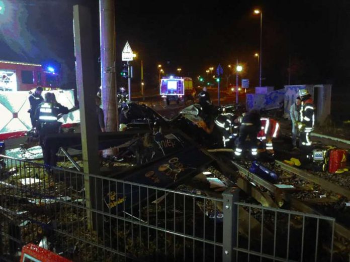 Einer der beiden Insassen war sofort tot (Foto: Feuerwehr Mainz)