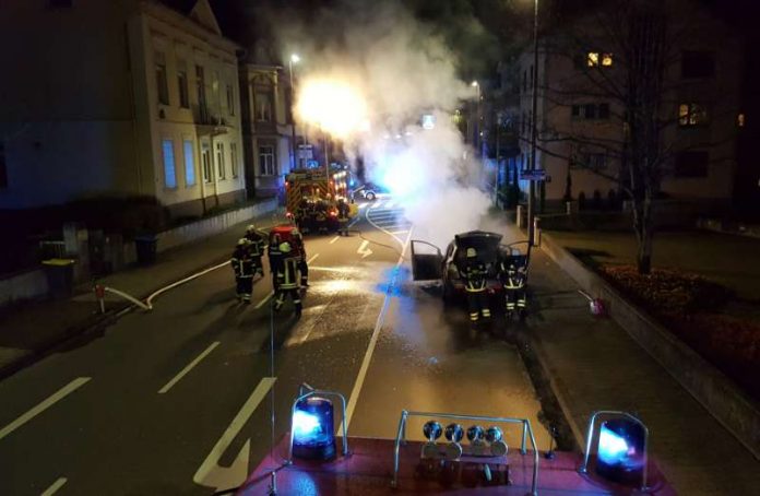 Der Feuerwehr löschte den brennenden PKW (Foto: Feuerwehr Bad Kreuznach)