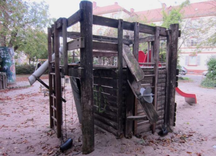 Der alte, marode Holzturm auf dem Spielplatz in der Landauer Vogesenstraße soll einem neueren Modell weichen. (Foto: Stadt Landau in der Pfalz)