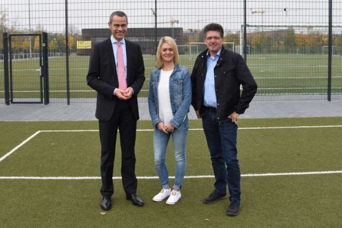 Eine neue Ansprechpartnerin in Sachen Sport! Bürgermeister und Sportdezernent Dr. Maximilian Ingenthron (l.) hat Marlen Müller jetzt gemeinsam mit dem Leiter des Amts für Schulen, Kultur und Sport, Ralf Müller (r.), begrüßt und ihr viel Erfolg in ihrem neuen Aufgabengebiet gewünscht. (Foto: Stadt Landau in der Pfalz)