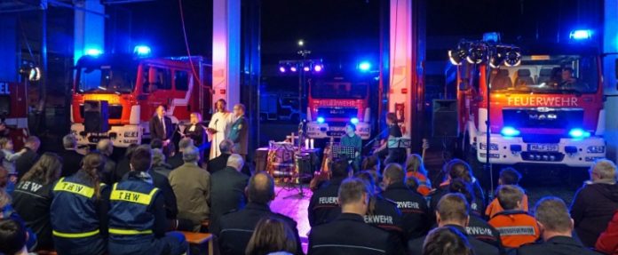 Im Rahmen des Blaulichtgottesdienstes wurden drei Fahrzeuge der Freiwilligen Feuerwehr gesegnet. (Foto: Stadt Mannheim) Im Rahmen des Blaulichtgottesdienstes wurden drei Fahrzeuge der Freiwilligen Feuerwehr gesegnet. (Foto: Stadt Mannheim)