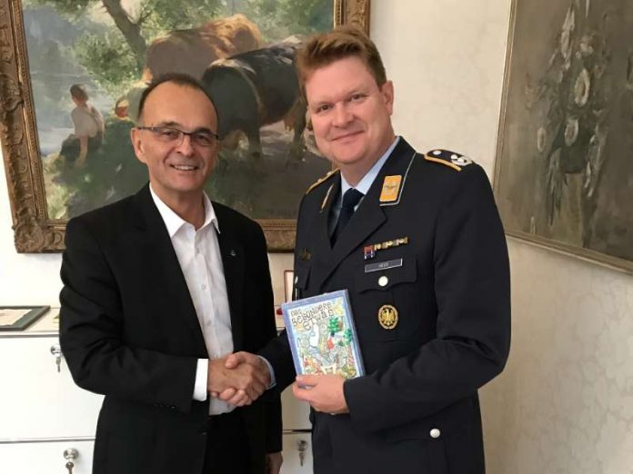 Freuen sich auf eine gute Zusammenarbeit: (v.li.) Landrat Dr. Fritz Brechtel und Oberstleutnant Martin Hess. (Foto: Kreisverwaltung Germersheim)