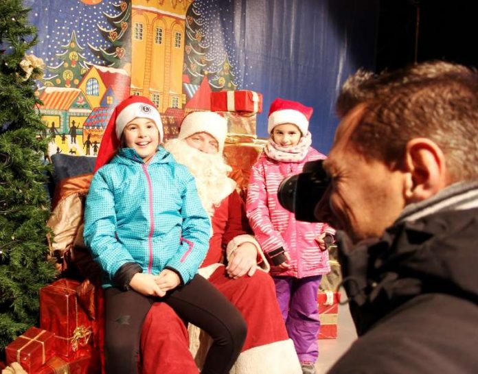 Aktion „Fotos mit dem Weihnachtsmann“. (Foto: Lions Club Mannheim-Quadrate)