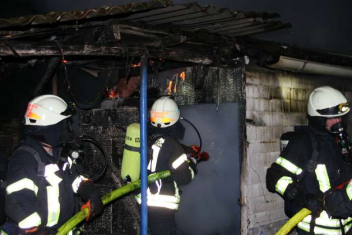 Löscharbeiten (Foto: Feuerwehr Speyer)