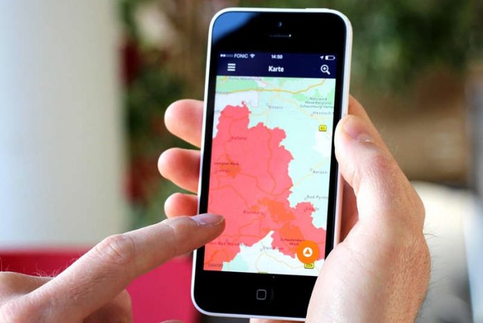 War­nung auf Smart­pho­ne: Die Warn-App NI­NA des Bun­des hat deutsch­land­weit be­reits über 2,2 Mil­lio­nen ak­ti­ve Nut­zer. (Quelle: BBK)