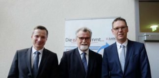 v.l.: Markus Gietzen, Justizminister Herbert Mertin , Harald Jenet (Foto: Ministerium der Justiz)