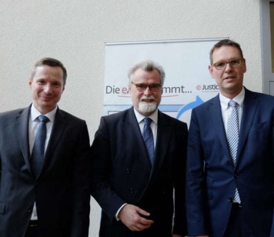 v.l.: Markus Gietzen, Justizminister Herbert Mertin , Harald Jenet (Foto: Ministerium der Justiz)