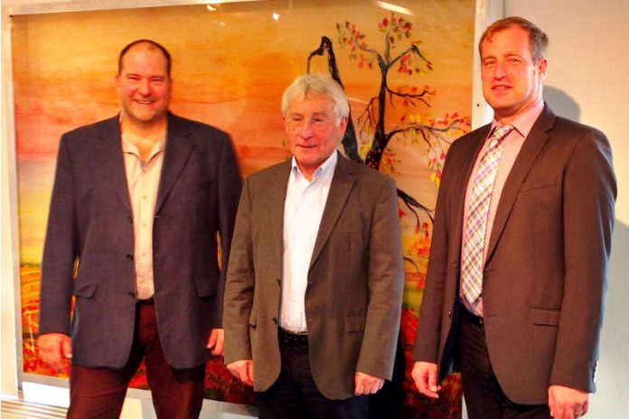 Dr. Josef Klebes erhielt eine Dankesurkunde von Landesumweltminister Franz Untersteller (Foto: Landratsamt Rhein-Neckar-Kreis) Dr. Josef Klebes erhielt eine Dankesurkunde von Landesumweltminister Franz Untersteller (Foto: Landratsamt Rhein-Neckar-Kreis)