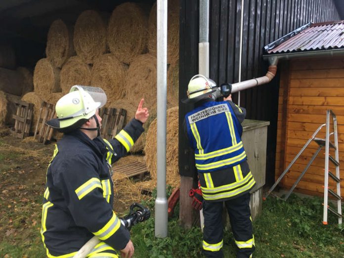 Brandnachschau mit der Wärmebildkamera (Foto: Ralf Mittelbach)