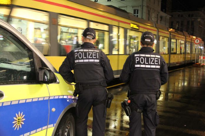 Uniformierte Kräfte der Polizei unterstützten die Schwerpunktkontrolle am gestrigen Abend in der Karlsruher Innenstadt, wie hier am Marktplatz (Fotos: VBK)