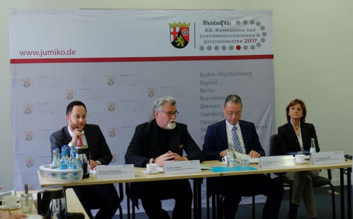 Das Foto zeigt von links nach rechts: Christoph Burmeister, Justizminister Herbert Mertin, Dr. Jürgen Brauer und Dr. Elisabeth Volk (Foto: Ministerium der Justiz)