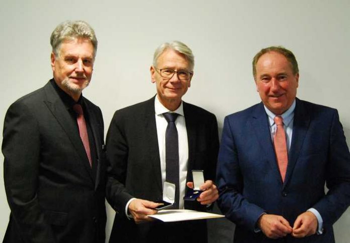 Karl-Heinz Dielmann (rechts), Vorstandsvorsitzender der Stadtsparkasse Kaiserslautern und Vorstandsmitglied Werner Stumpf (links) überreichen an Herrn Oberbürgermeister Dr. Klaus Weichel die Dr. Johann-Christian-Eberle-Medaille.