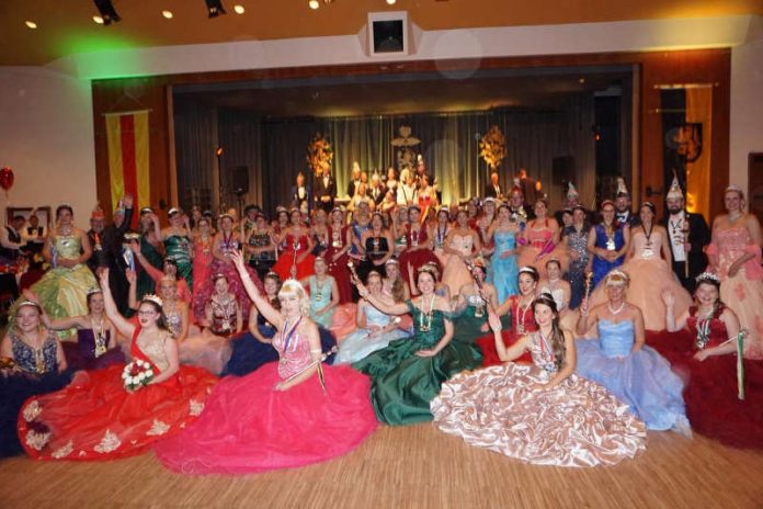 Gruppenfoto beim Ball der Prinzessinnen (Foto: Dieter Augstein)