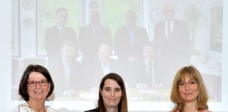 Priska Hinz überreicht Hessischen Klimaschutz-Sonderpreis an Wiebke Fiebig und Kirsten Schröder-Goga (Foto: Roland Grün)