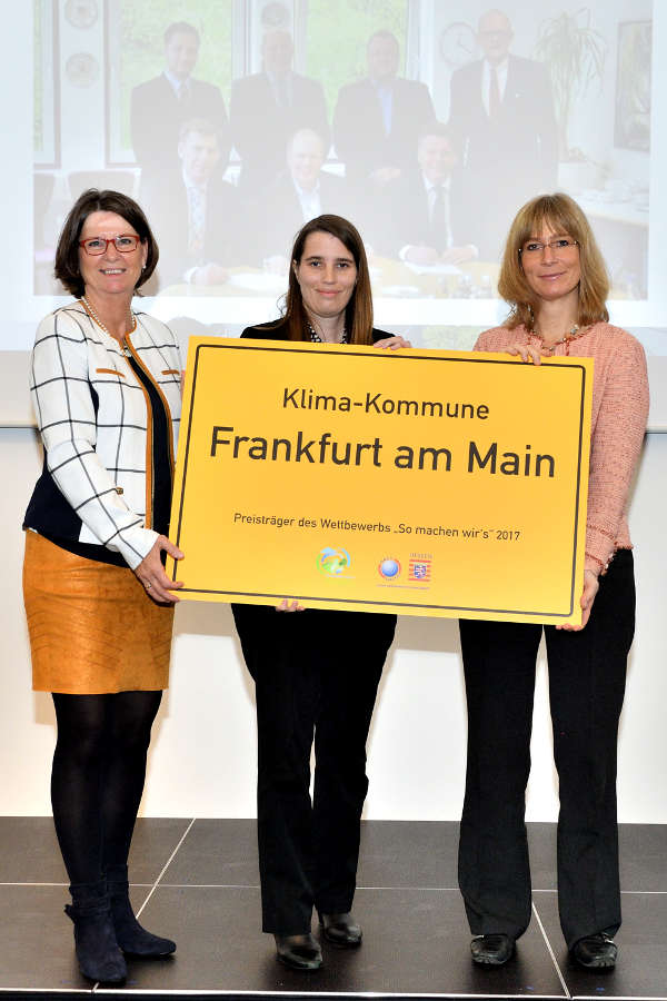Priska Hinz überreicht Hessischen Klimaschutz-Sonderpreis an Wiebke Fiebig und Kirsten Schröder-Goga (Foto: Roland Grün)