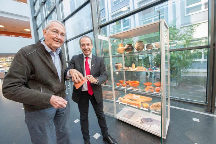 Vitrine in der Augenklinik der Universitätsmedizin