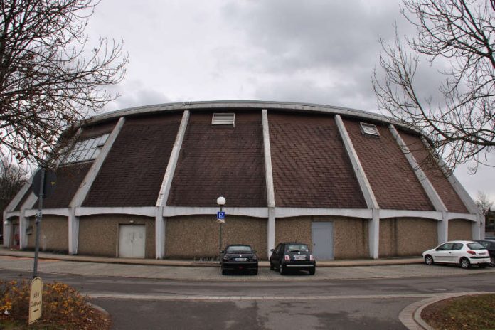 Die in die Jahre gekommene und marode Landauer Rundsporthalle hat ausgedient: Im ersten Quartal 2018 soll die Sportstätte abgerissen werden. (Foto: Stadt Landau in der Pfalz)