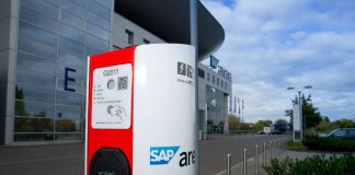 Die SAP Arena und das Mannheimer Energieunternehmen MVV bieten Besitzern von Elektroautos ab sofort die Möglichkeit, auf dem Arena-Gelände Strom zu tanken. Auf dem VIP-Parkplatz wurde von MVV eine Ladesäule errichtet, an der zwei Autos gleichzeitig ihre Akkus aufladen können. (Foto: SAP Arena/Binder)