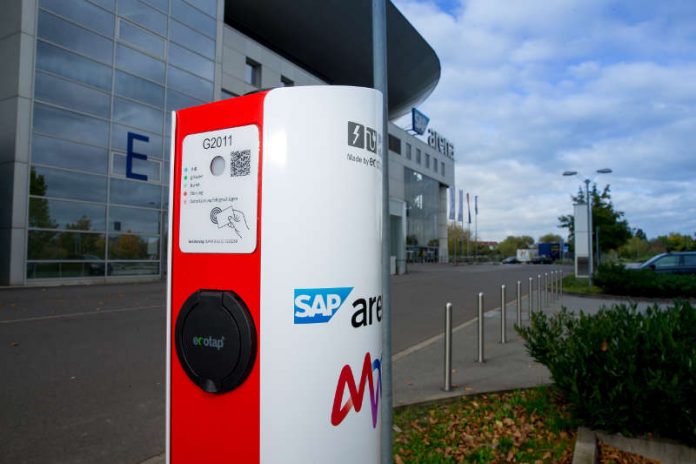 Die SAP Arena und das Mannheimer Energieunternehmen MVV bieten Besitzern von Elektroautos ab sofort die Möglichkeit, auf dem Arena-Gelände Strom zu tanken. Auf dem VIP-Parkplatz wurde von MVV eine Ladesäule errichtet, an der zwei Autos gleichzeitig ihre Akkus aufladen können. (Foto: SAP Arena/Binder)